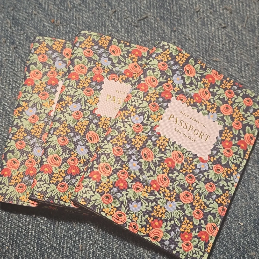 Rifle Paper Co. rosa passport